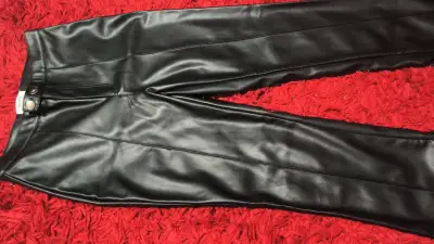Pantalones de cuero sintético negro para mujer - miniatura 2