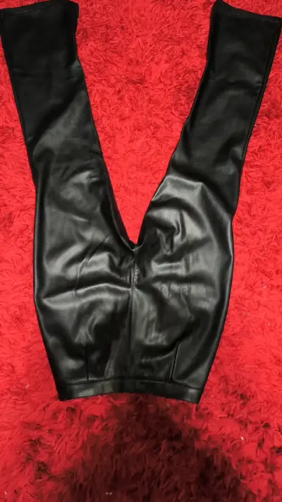 Pantalones de cuero sintético negro para mujer - miniatura 6