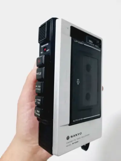 Sanyo M1000 Grabadora y Reproductora Vintage - miniatura 3