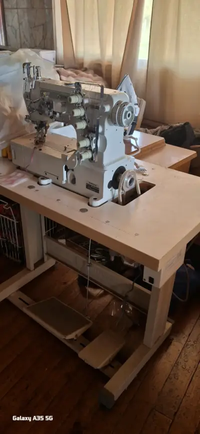 Máquina de coser industrial Typical con mesa - miniatura 1