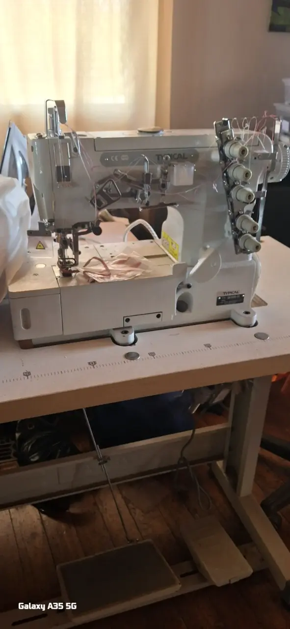 Máquina de coser industrial Typical con mesa - 3