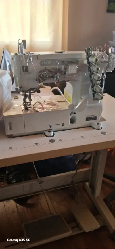 Máquina de coser industrial Typical con mesa - miniatura 3