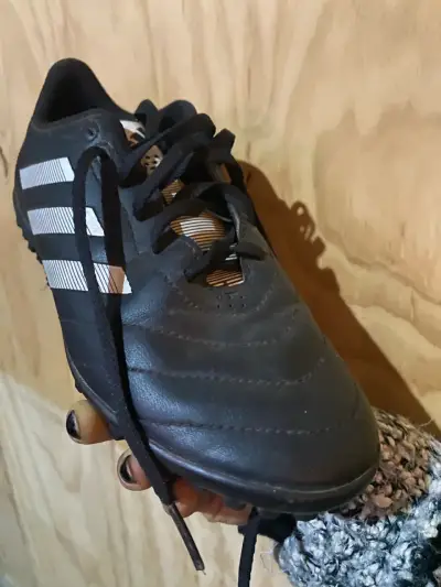 Zapatillas de fútbol negras con rayas blancas - miniatura 1