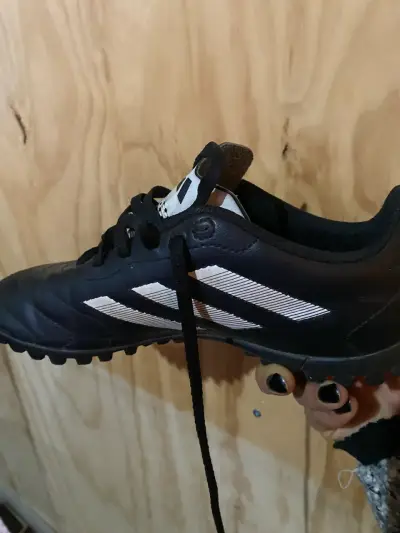Zapatillas de fútbol negras con rayas blancas - miniatura 2