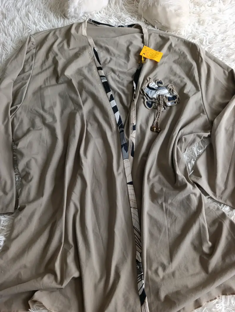 Chaqueta beige con detalle bordado
