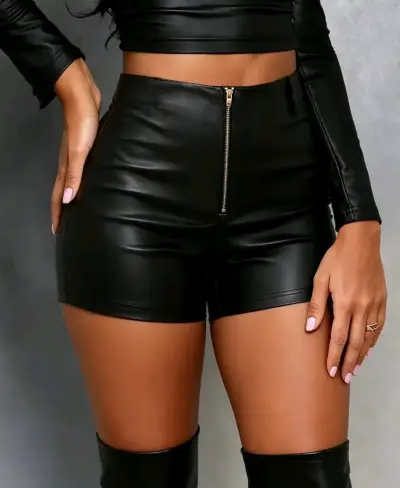 Shorts de cuero sintético negro para mujer - miniatura 1