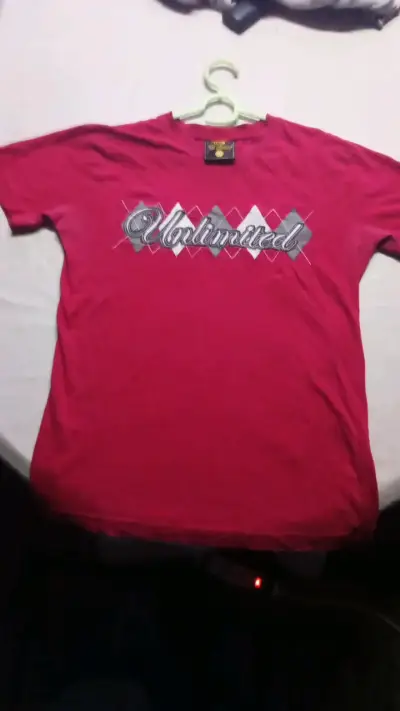 Polera roja con diseño Unlimited - miniatura 1