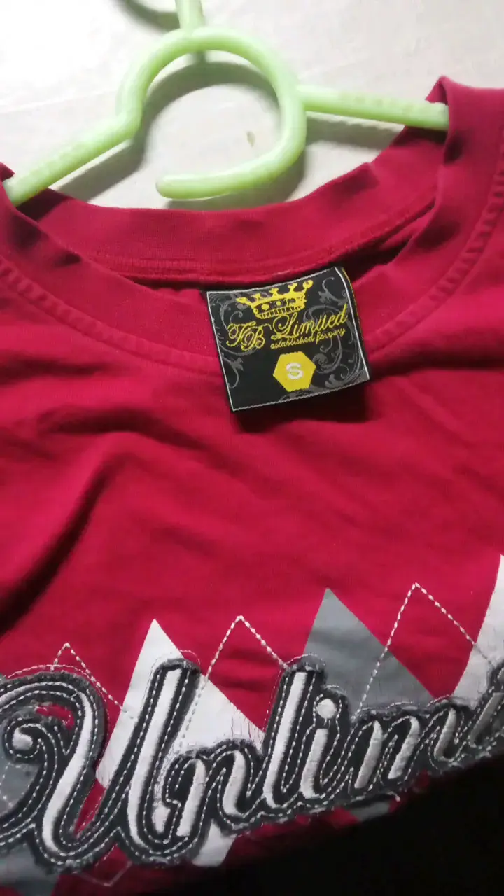 Polera roja con diseño Unlimited - 2