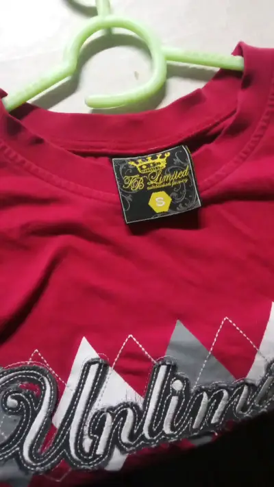 Polera roja con diseño Unlimited - miniatura 2
