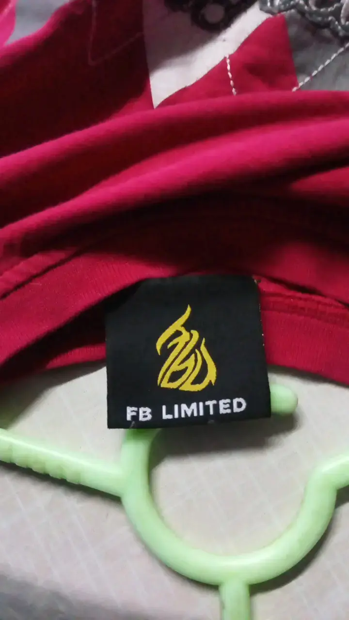 Polera roja con diseño Unlimited - 3