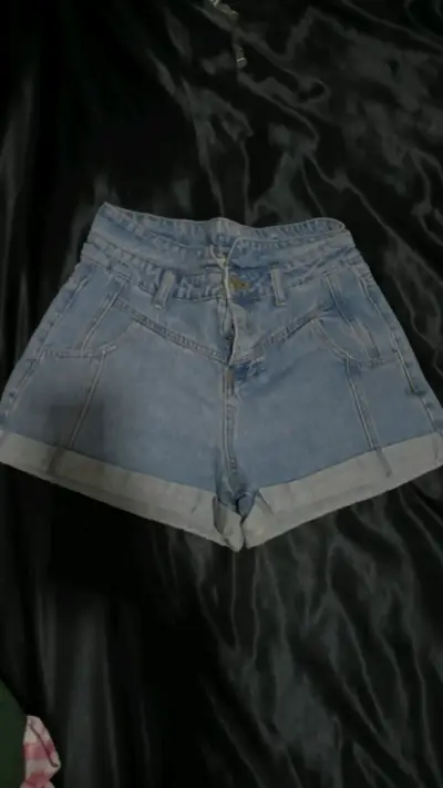 Shorts de mezclilla azul claro para mujer - miniatura 1