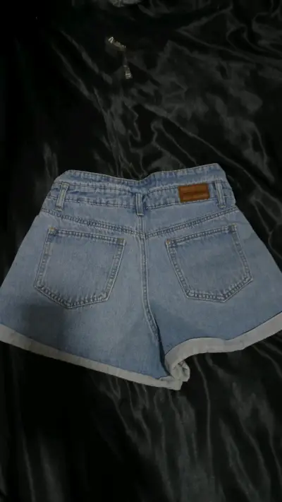 Shorts de mezclilla azul claro para mujer - miniatura 2