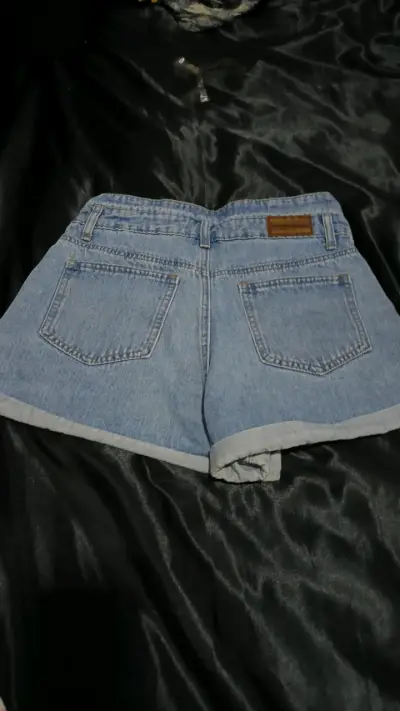 Shorts de mezclilla azul claro para mujer - miniatura 3