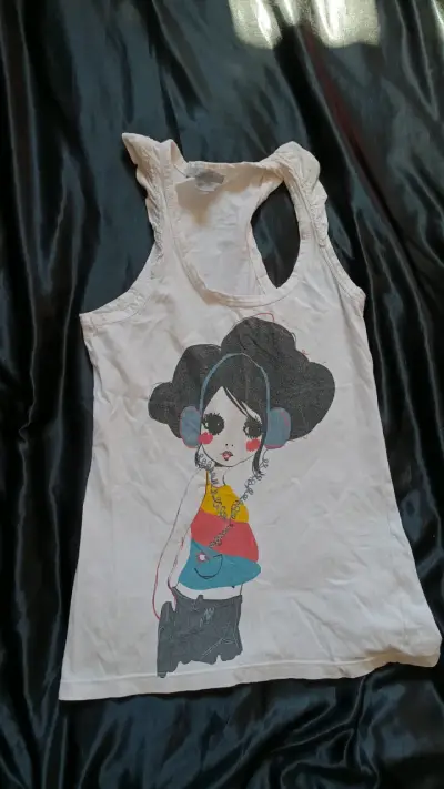 Polera sin mangas con diseño de chica - miniatura 1