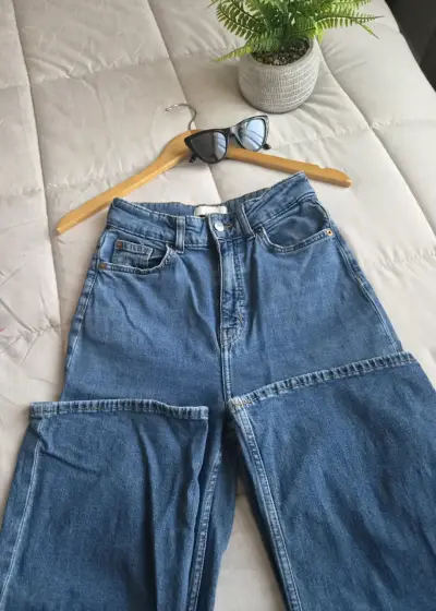 Jeans de mezclilla azul para mujer - miniatura 1