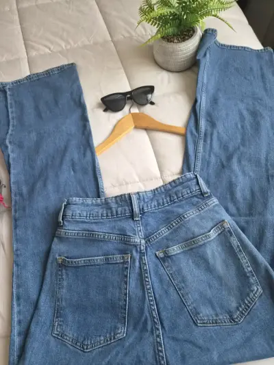 Jeans de mezclilla azul para mujer - miniatura 2