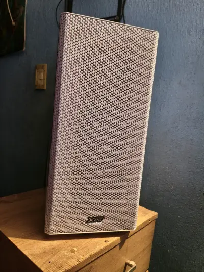 Gabinete de PC XPG blanco con diseño moderno - miniatura 1
