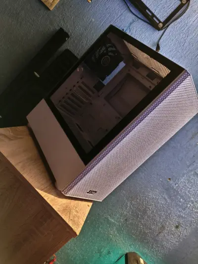 Gabinete de PC XPG blanco con diseño moderno - miniatura 2
