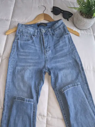 Jeans de mezclilla azul claro para mujer - miniatura 1