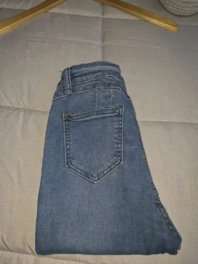 Jeans de mezclilla azul claro para mujer - miniatura 2