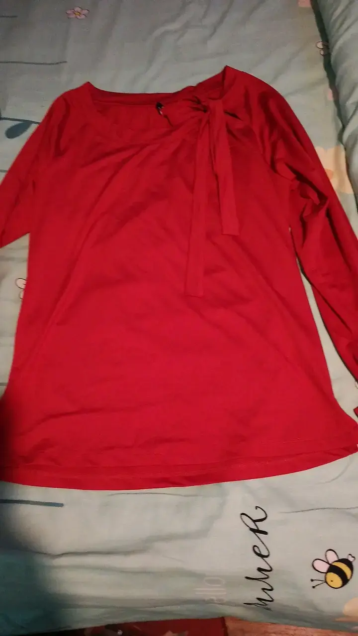Blusa roja con lazo en el cuello - 1