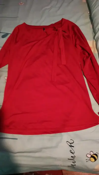 Blusa roja con lazo en el cuello - miniatura 1