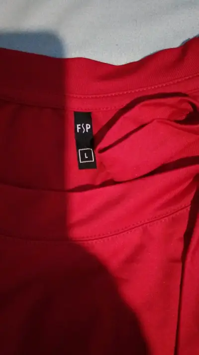 Blusa roja con lazo en el cuello - miniatura 2