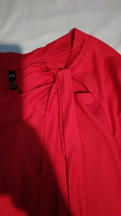 Blusa roja con lazo en el cuello - miniatura 3
