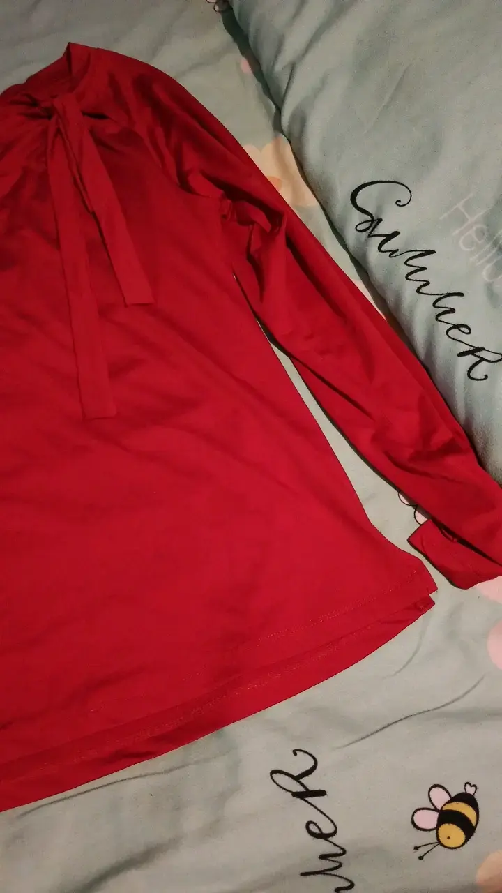 Blusa roja con lazo en el cuello - 4
