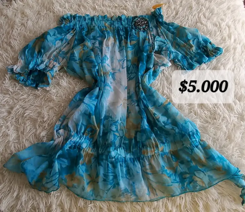 Vestido de verano azul con estampado floral
