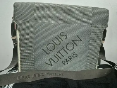 Bolso bandolera Louis Vuitton Paris elegante - miniatura 1