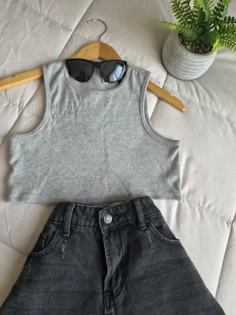 Top sin mangas gris para mujer