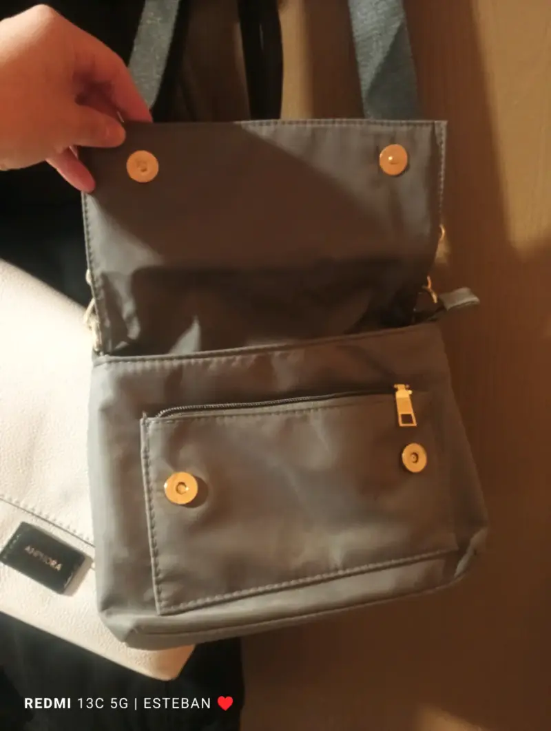 Cartera bandolera gris con cierre y broches - 1
