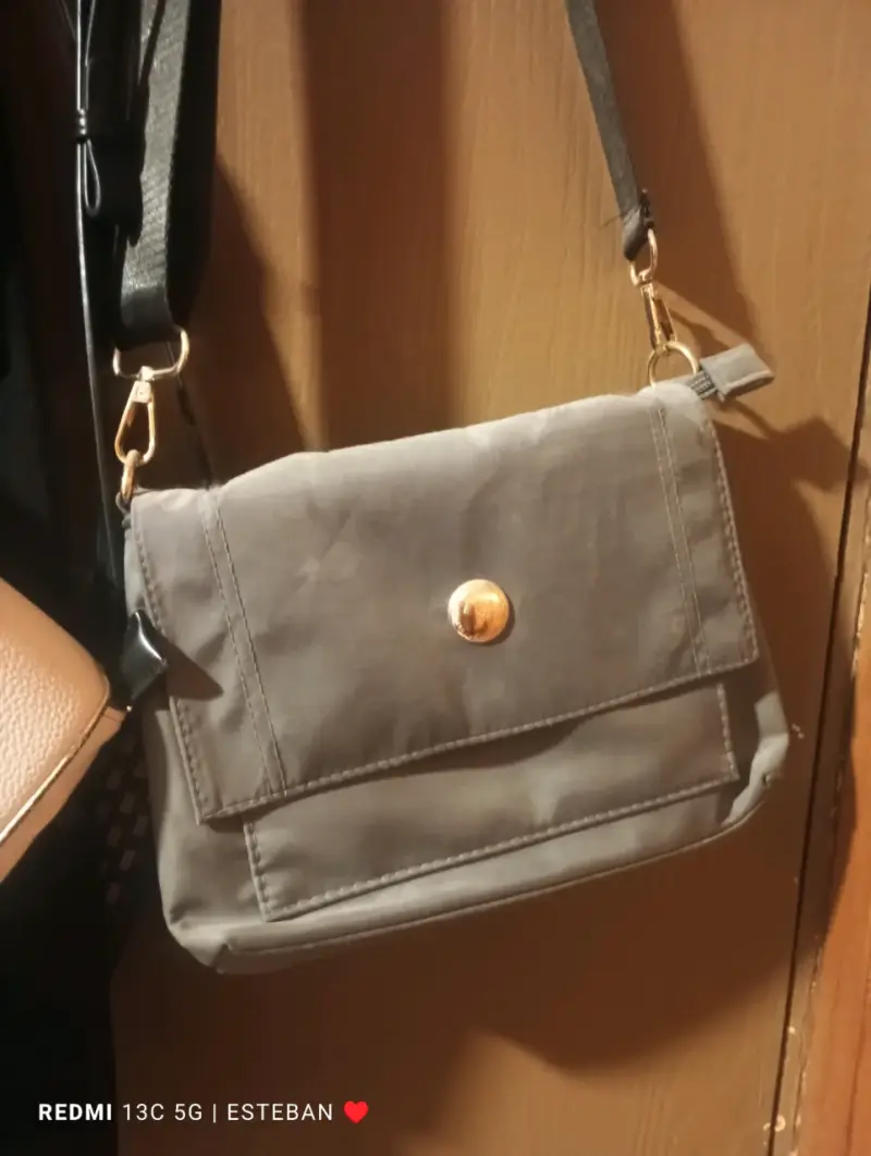 Cartera bandolera gris con cierre y broches - 2