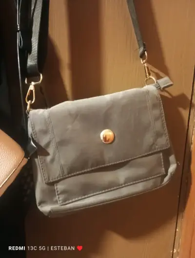 Cartera bandolera gris con cierre y broches - miniatura 2