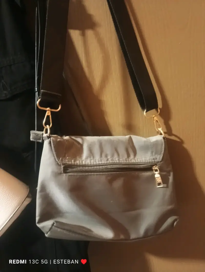 Cartera bandolera gris con cierre y broches - 3
