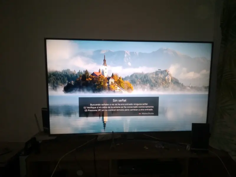 Televisor LED de 65 pulgadas en buen estado - 1