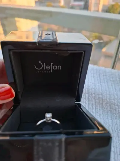Anillo de compromiso Stefan con diamante - miniatura 1