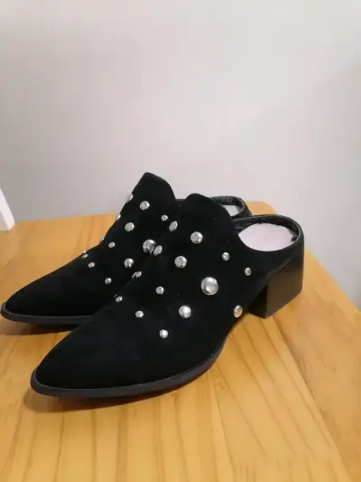 Zapatos mule negros con tachas metálicas - miniatura 1