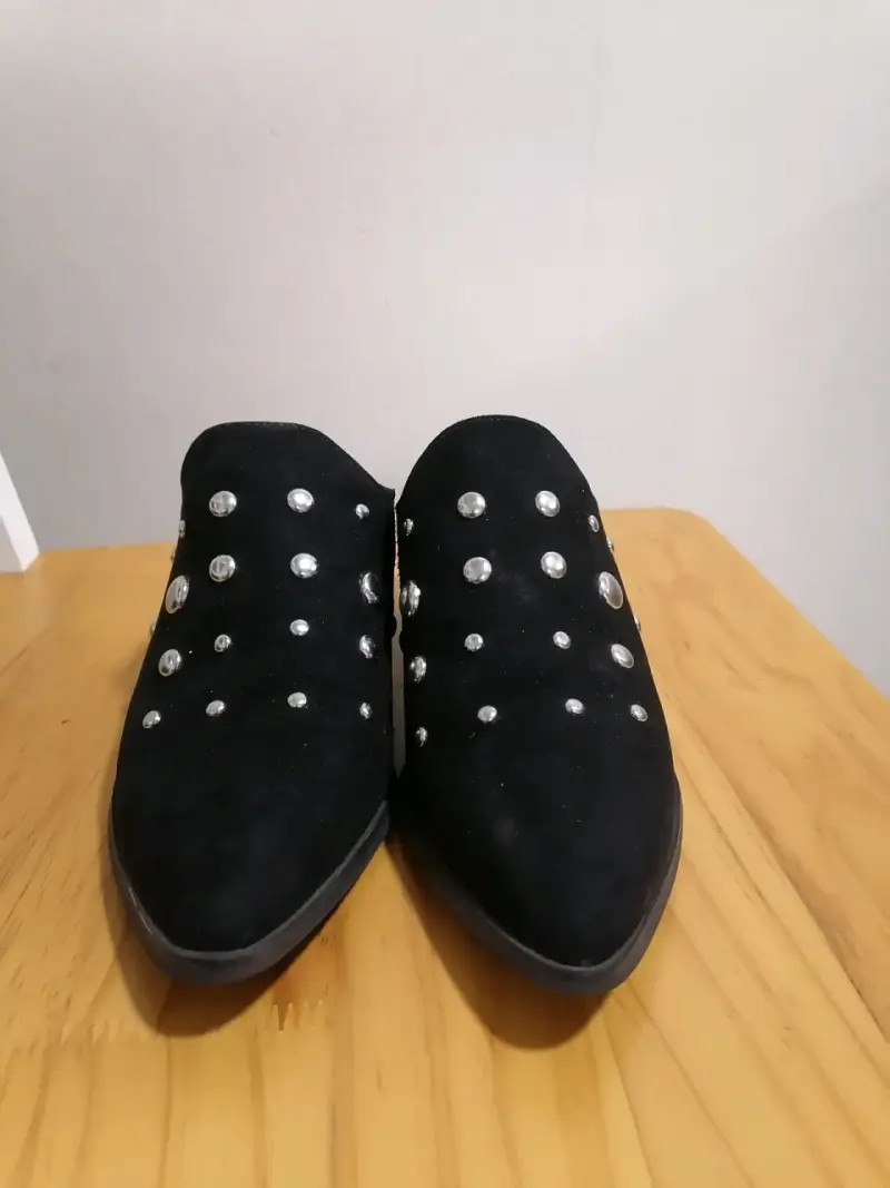 Zapatos mule negros con tachas metálicas - 2