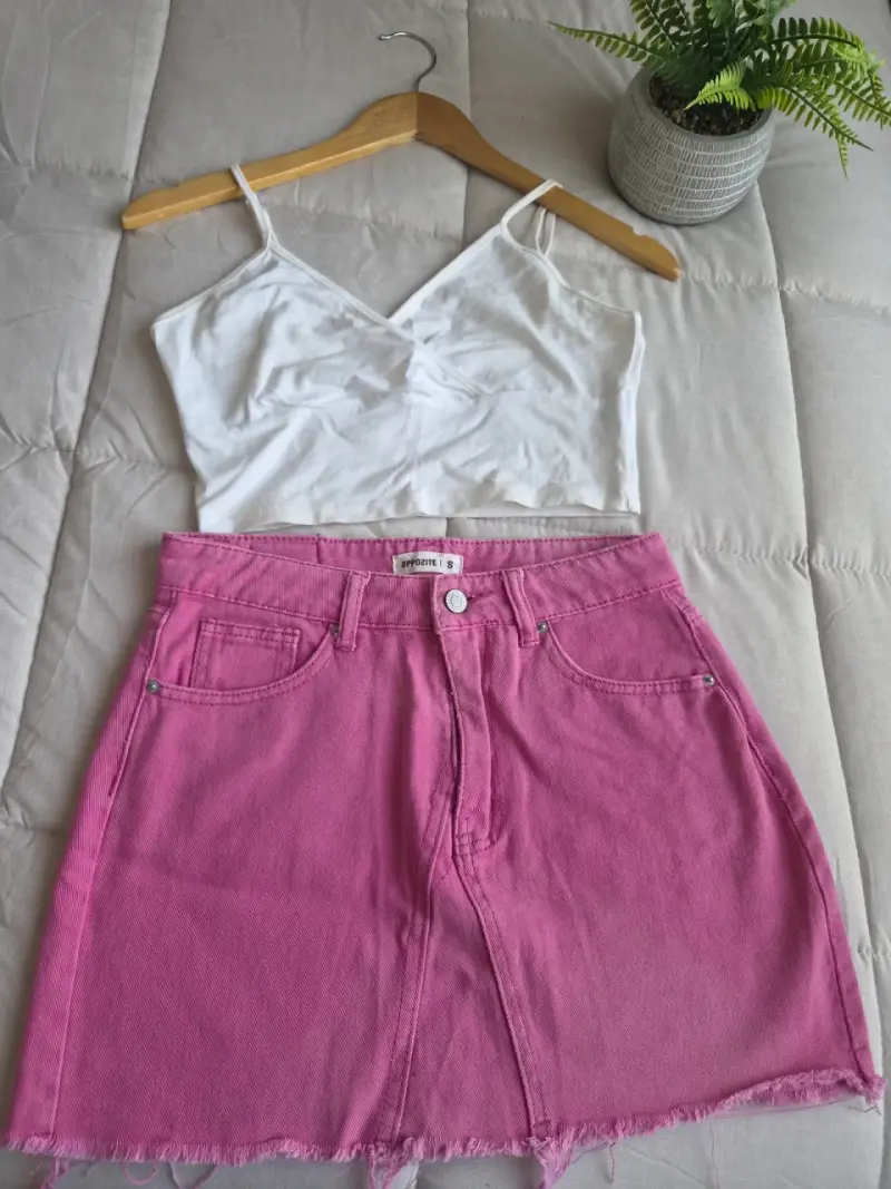 Conjunto top blanco y falda rosa Opposite
