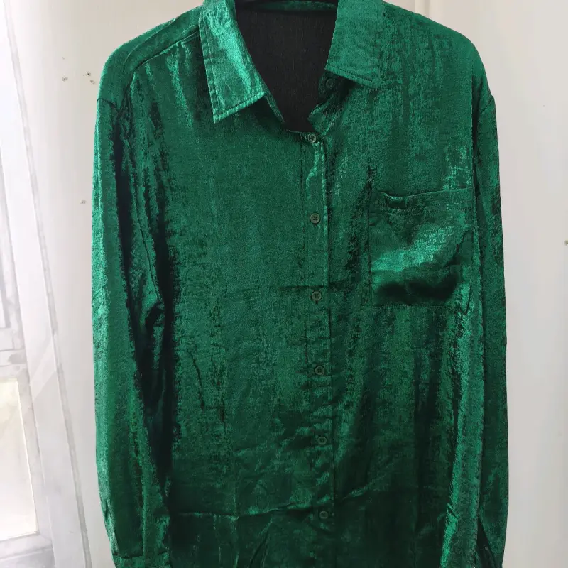 Camisa de satén verde esmeralda