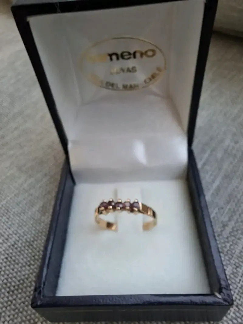Anillo de oro con piedras preciosas Neno