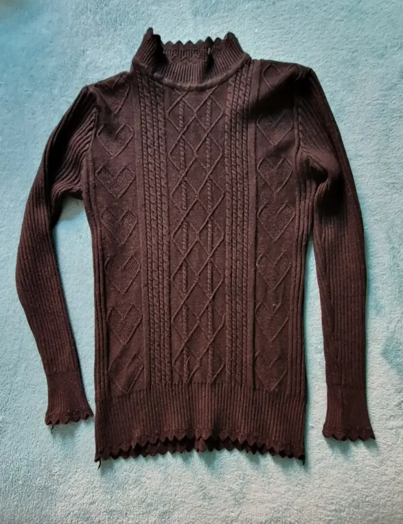 Suéter de punto marrón con cuello alto