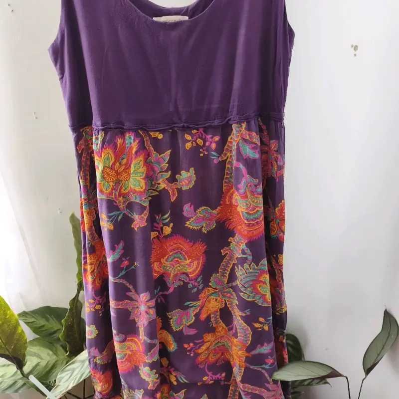 Vestido largo morado con estampado floral