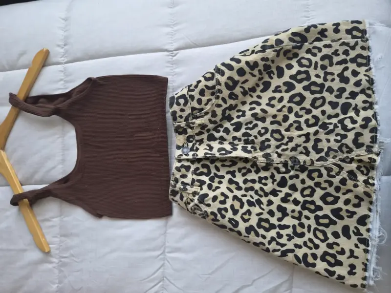 Conjunto de top marrón y falda animal print