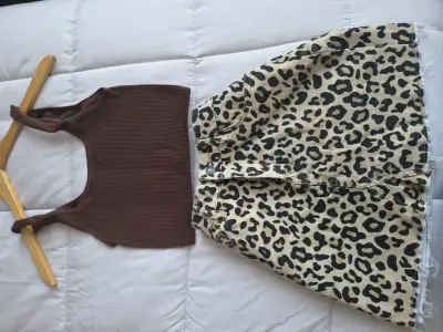 Conjunto de top marrón y falda animal print - miniatura 1