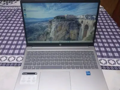 Laptop HP Intel Core i3 con 8GB RAM - miniatura 1