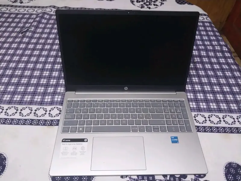 Laptop HP Intel Core i3 con 8GB RAM - 2