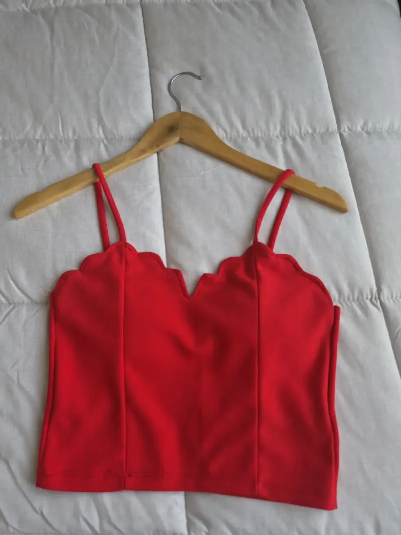 Top rojo con tirantes y diseño ondulado